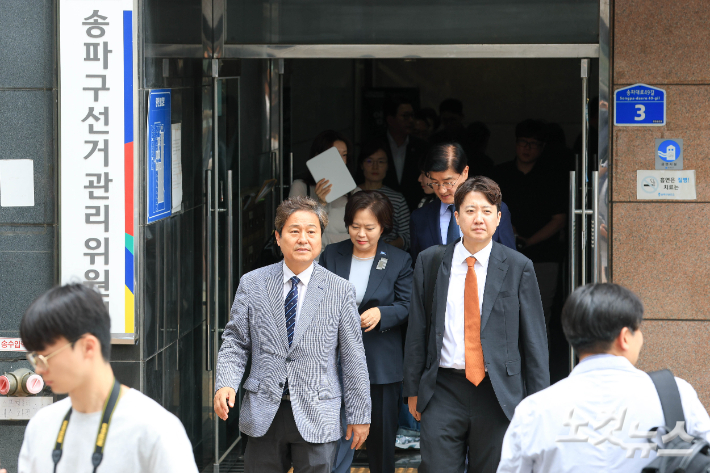 6·3 지방선거 투표용지 부족 사태 국정조사특별위원회 소속 의원들이 2일 서울 송파구 선거관리위원회에서 열린 '투표용지 부족 사태 관련 현장보고회'를 마친 뒤 이동하고 있다. 국회사진기자단