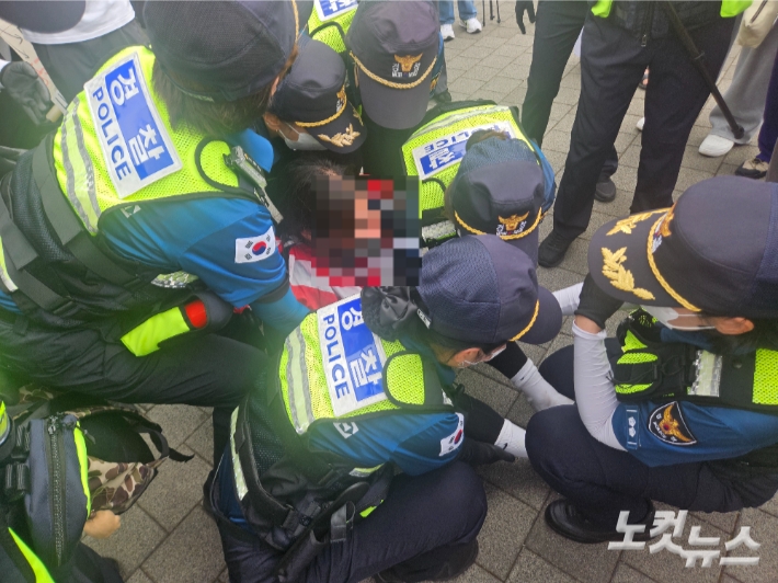 2일 집회 참가자가 경찰에 의해 강제해산되고 있는 모습. 김창훈 수습기자