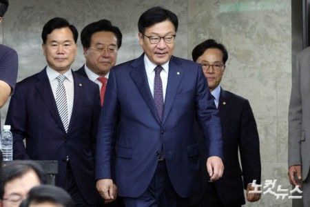 의총 참석하는 정점식 원내대표