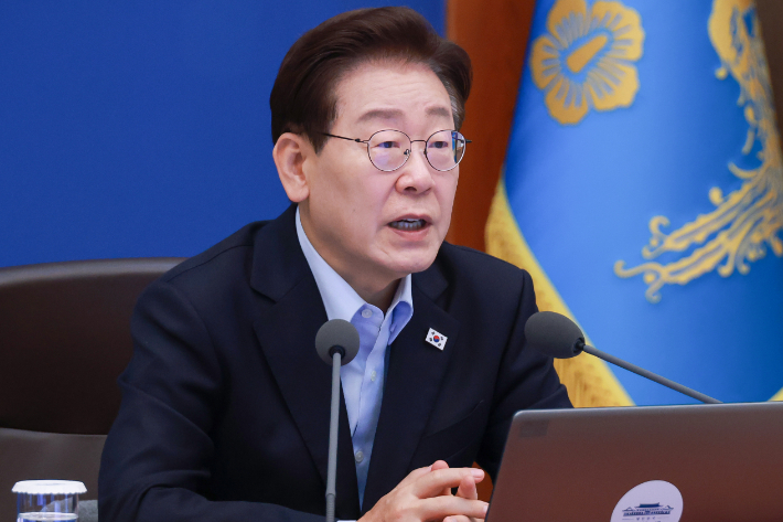 이재명 대통령이 2일 청와대에서 열린 수석보좌관회의에서 발언하고 있다. 연합뉴스