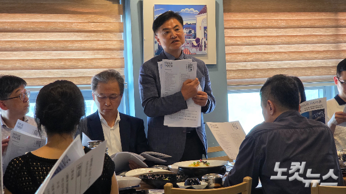 대한토목학회 한승헌 회장이 2일 기자간담회에서 국토교통 AI 전환과 관련한 학회의 역할을 설명하고 있다. 최창민 기자