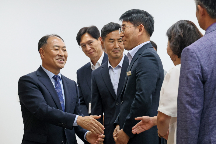 한득수 임실군수(사진 왼쪽)가 직원들과 인사하고 있다. 임실군 제공