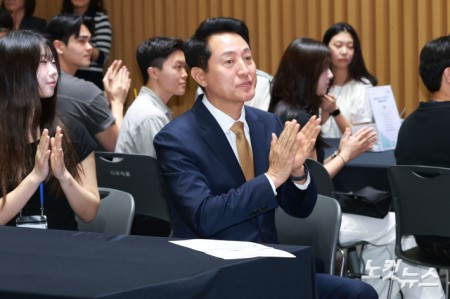 2일 오후 서울 중구 서울시청에서 열린 대학생 동아리 네트워킹 데이에 참석해 자리하고 있다.