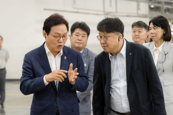 박완수 경남지사(왼쪽)와 백승태 LG전자 부사장이 스마트파크 현장을 탐방했다. 경남도청 제공 