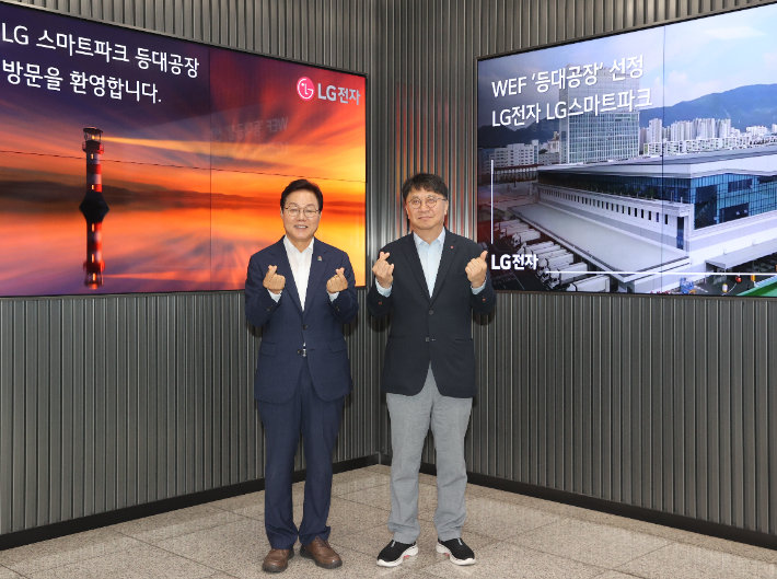 박완수 경남지사(왼쪽)와 백승태 LG전자 부사장이 스마트파크 현장을 탐방했다. 경남도청 제공