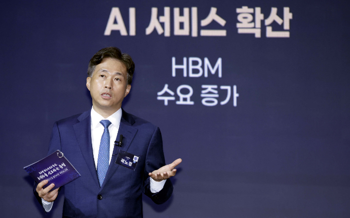 곽노정 SK하이닉스 대표가 2일 충남 아산시에서 이재명 대통령 주재로 열린 충청권 첨단산업 발전비전 국민보고회에서 투자계획을 발표하고 있다. 연합뉴스