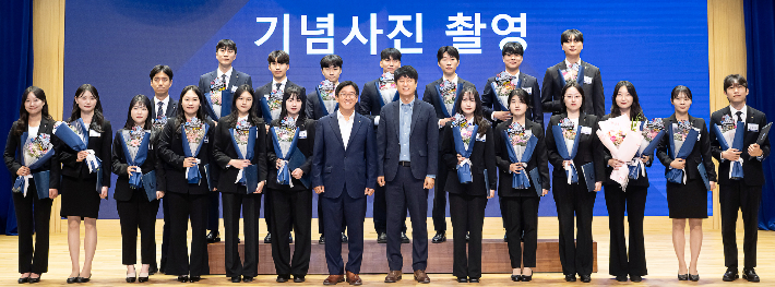 JB금융그룹 전북은행은 2일 본점 3층 대강당에서 제65기 신입행원 정식 임용식을 개최했다. 전북은행 제공