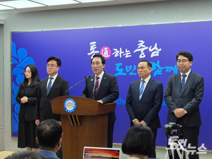 왼쪽에서 두 번째부터 최재용 정책수석 내정자, 박수현 충남지사, 구본영 정무부지사 내정자, 맹정호 정무수석 내정자. 김정남 기자