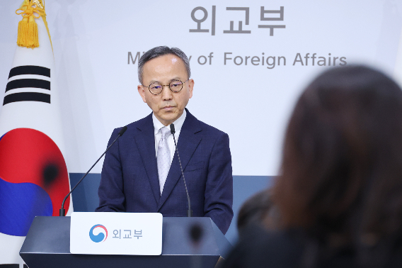 박일 외교부 대변인이 2일 서울 종로구 정부서울청사 외교부에서 열린 정례브리핑에서 "미 하원 법사위의 한국의 미국기업에 대한 차별보고서는 쿠팡 측의 주장만을 일방적으로 반영하고 있다는 점에 대해서 유감을 표한다"고 밝히고 있다. 연합뉴스