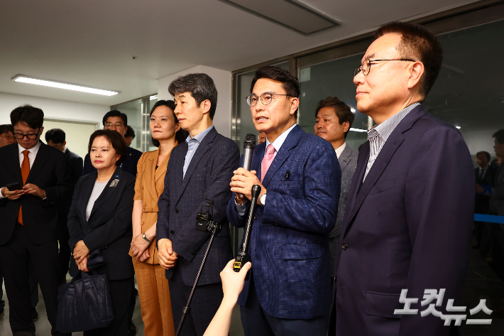 윤상현 국조특위 위원장이 2일 서울 송파구 올림픽공원 내 개표소 내부 현장조사를 마치고 브리핑을 하고 있다. 국회사진기자단