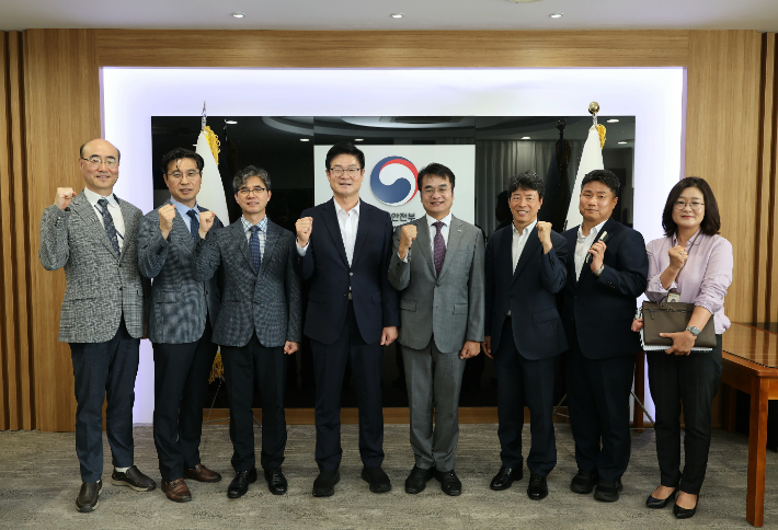 구자열 원주시장이 2일 원주 이전 공공기관인 국립과학수사연구원을 찾아 협력 방안을 논의했다. 원주시 제공 