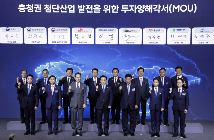 이재명 대통령이 2일 충남 아산에서 열린 충청권 첨단산업 발전비전 국민보고회에서 참석자들과 기념촬영을 하고 있다. 연합뉴스