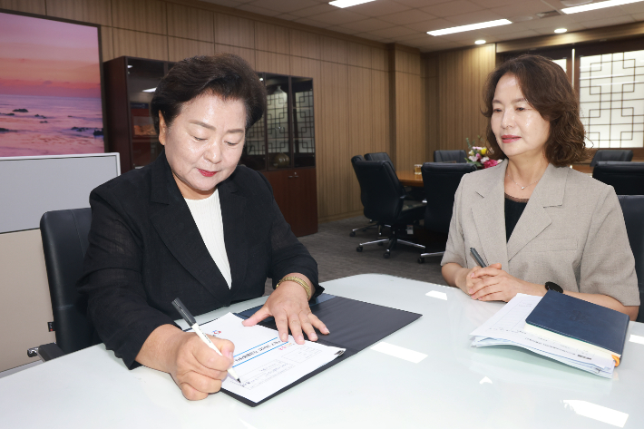 천기옥 울산 동구청장은 7월 2일 구청장실에서 민선 9기 구정 운영을 상징하는 1호 결재 사업인 '24시간 긴급돌봄센터 운영'을 결재했다. 동구청 제공 