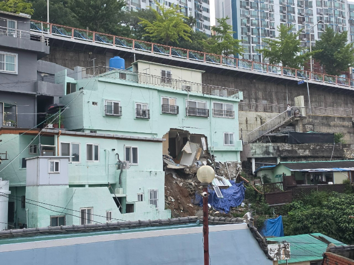 2일 부산 서구 암남동 재개발지역 내 주택이 무너졌다. 부산소방재난본부 제공