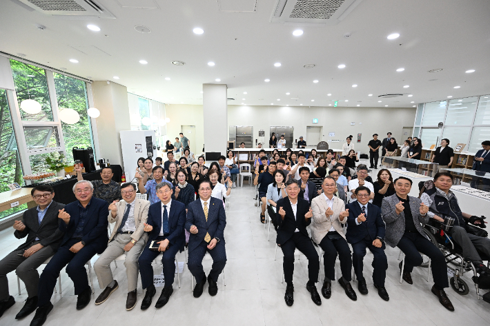 한국기독교역사문화관 배리어프리(Barrier-Free) 기획전 '서로가 서로를' 개막식에서 참여 작가와 관계자 등이 손으로 하트를 그려보이고 있다. 한국기독교역사문화관 제공
