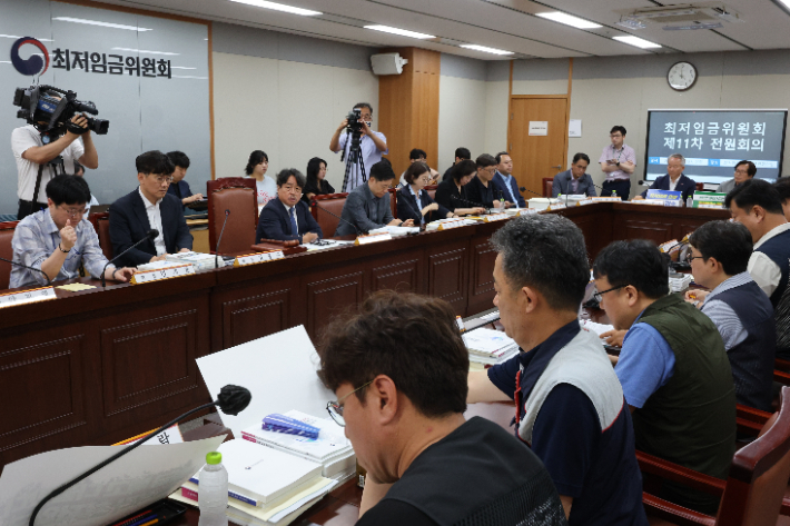 권순원 최저임금위원장이 2일 정부세종청사 최저임금위원회에서 열린 제11차 전원회의를 주재하고 있다. 연합뉴스