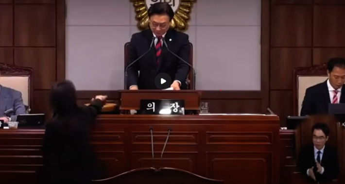 상임위 배정에 반발해 의사봉을 들고 나가는 정수진 의원. 순천시의회 영상 캡처 