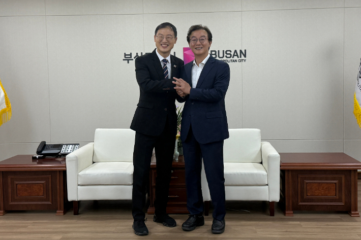 2일 전재수 부산시장과 김상욱 울산시장이 만나 협력 방안을 논의했다. 부산시 제공