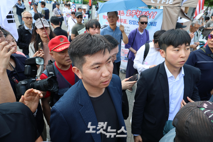 유승민 대한체육회장이 16일 서울 송파구 올림픽공원 핸드볼경기장 앞 투표소에 진입하기 위해 입구로 접근하고 있지만 끝내 시위대에 막혀 들어가지 못했다. 박종민 기자