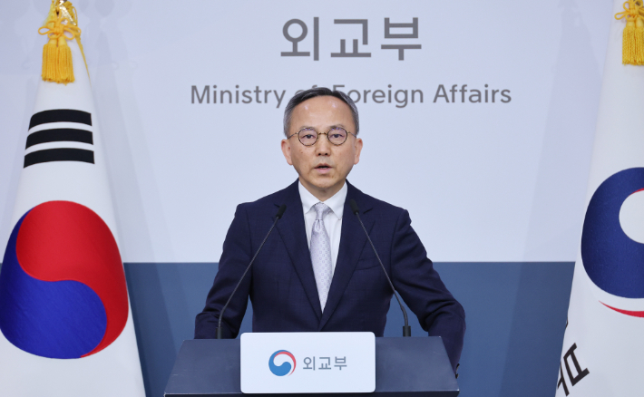박일 외교부 대변인이 2일 서울 종로구 정부서울청사 외교부에서 열린 정례브리핑에서 "미 하원 법사위의 한국의 미국기업에 대한 차별보고서는 쿠팡 측의 주장만을 일방적으로 반영하고 있다는 점에 대해서 유감을 표한다"고 밝히고 있다. 연합뉴스
