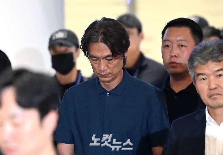 2026 북중미 월드컵에서 조별 리그를 통과하지 못한 축구 국가대표팀 홍명보 전 감독과 일부 선수들이 30일 인천국제공항 2터미널로 귀국하고 있다. 인천공항=황진환 기자