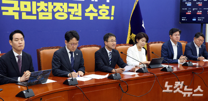 더불어민주당 한병도 당대표 직무대행 겸 원내대표가 2일 서울 여의도 국회에서 열린 정책조정회의에서 발언을 하고 있다. 윤창원 기자