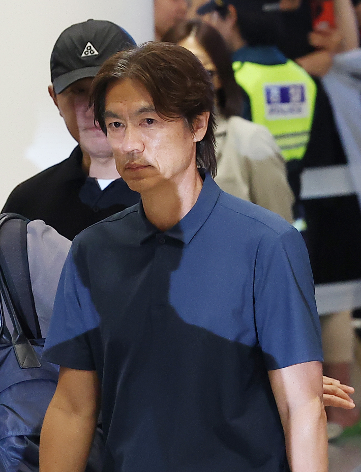 공항 나서는 홍명보 전 감독. 연합뉴스