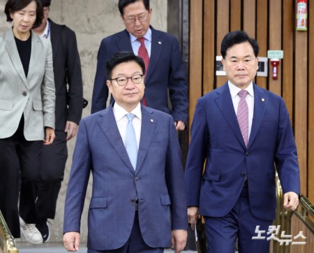 원내대책회의 참석하는 정점식
