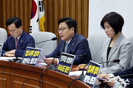 원내대책회의 발언하는 정점식