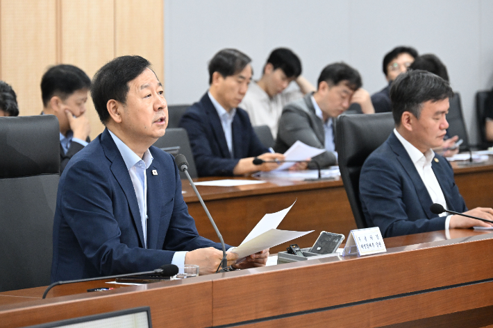 구윤철(왼쪽) 부총리 겸 재정경제부 장관이 3일 정부세종청사 중앙동에서 열린 '비상경제본부 회의 겸 경제관계장관회의'를 주재하며 모두발언을 하고 있다. 재정경제부 제공
