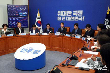 더불어민주당 한병도 당대표 직무대행 겸 원내대표가 3일 서울 여의도 국회에서 열린 최고위원회의에서 발언을 하고 있다.