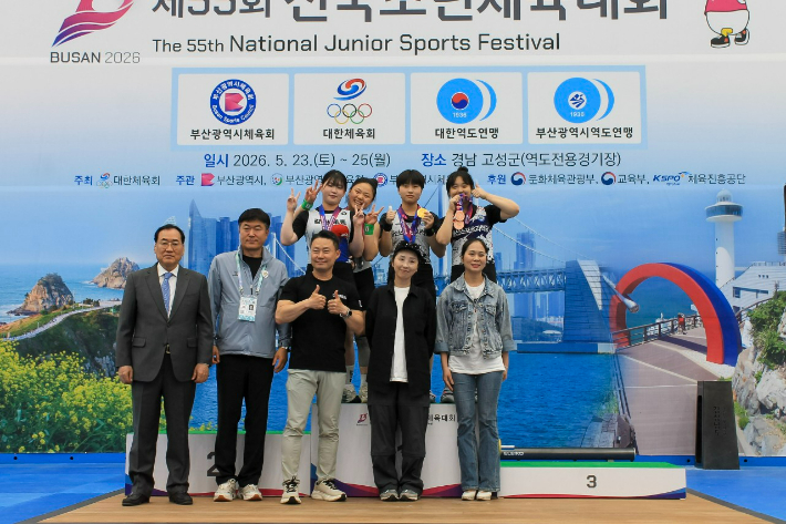 울산스포츠과학중학교 역도부 3학년 김근희 학생이 메달 수상이후 동료 학생, 지도자 교사들과 함께 기념촬영을 하고 있다. 대한역도연맹 제공