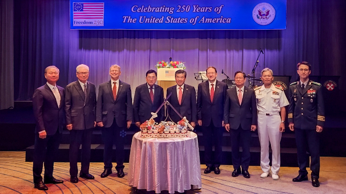 주낙영 경주시장(왼쪽 네번째)이 미국 독립기념일 250주년 기념 리셉션에서 제임스 R. 헬러 주한미국대사관 대사대리(오른쪽 네 번째), 듀이 무어 주한미국영사관 부산 수석영사(왼쪽 세 번째), 박수영 국회의원(오른쪽 세 번째), 제임스 김 주한미국상공회의소 회장(가운데) 등 주요 인사들과 기념촬영을 하고 있다. 경주시 제공