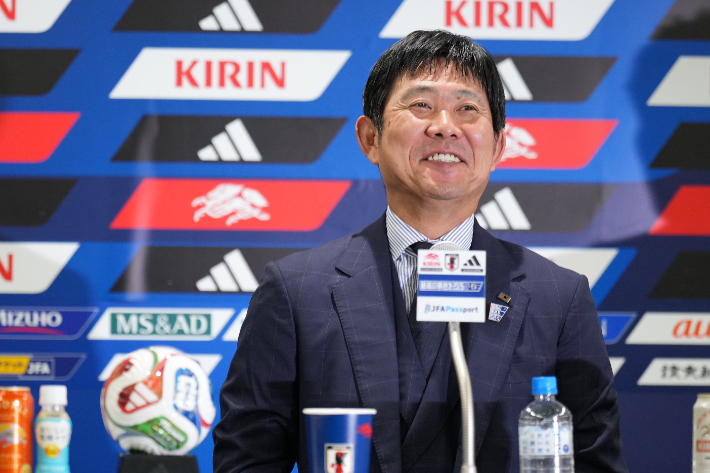 일본 축구 대표팀 모리야스 감독이 2일 귀국 기자 회견에서 환하게 웃고 있다. 연합뉴스 