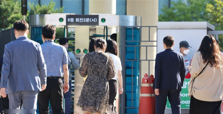 출근하는 공무원들. 기사와 직접적인 관계 없음. 연합뉴스