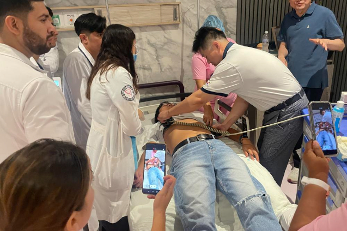 순천향대천안병원 이한유 센터장이 엘살바도르 의료진에게 교육을 하고 있다. 순천향대천안병원 제공