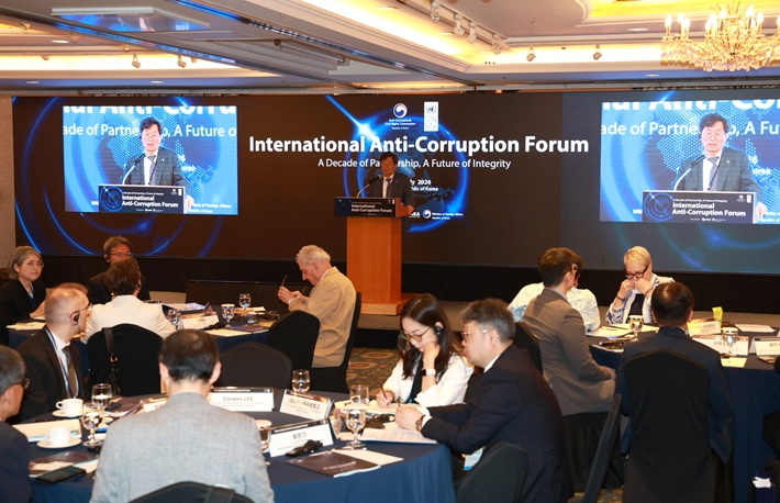 정일연 국민권익위원장이 지난 2일 서울 중구 롯데호텔서울에서 열린 '한-UNDP 국제 반부패 포럼'에 참석해 개회사를 하고 있다. 국민권익위원회 제공