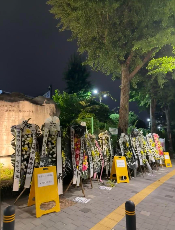 지난달 30일부터 배재고 앞에 놓인 야구부 비판 근조화환의 모습. SNS 캡처