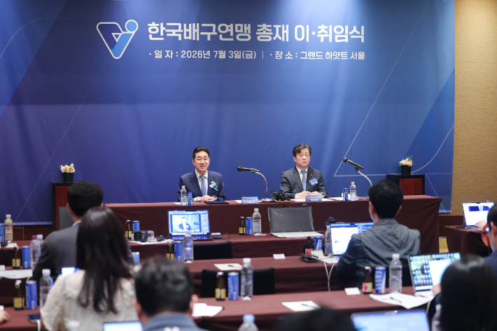 이호진 한국배구연맹 신임 총재(왼쪽)와 엄재용 사무총장이 3일 서울 용산구 그랜드 하얏트 서울에서 열린 한국배구연맹 총재 이·취임식 기자회견에서 취재진 질문에 답하고 있다. 연합뉴스