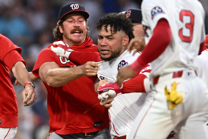 MLB 보스턴과 워싱턴 경기서 벌어진 몸싸움. 사진 가운데가 콘트레라스. 연합뉴스