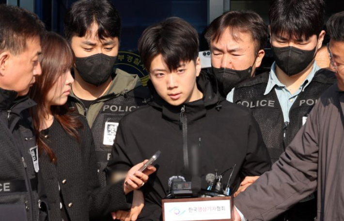 살인·살인미수 혐의를 받는 장윤기(23) 씨가 지난 5월 14일 오전 광주 서부경찰서에서 검찰로 송치되기 전 포토라인에 서고 있다. 장씨는 광주 광산구 월계동 한 보행로에서 귀가 중이던 고 이채원(16)양을 흉기로 여러 차례 찔러 살해한 혐의를 받는다. 연합뉴스