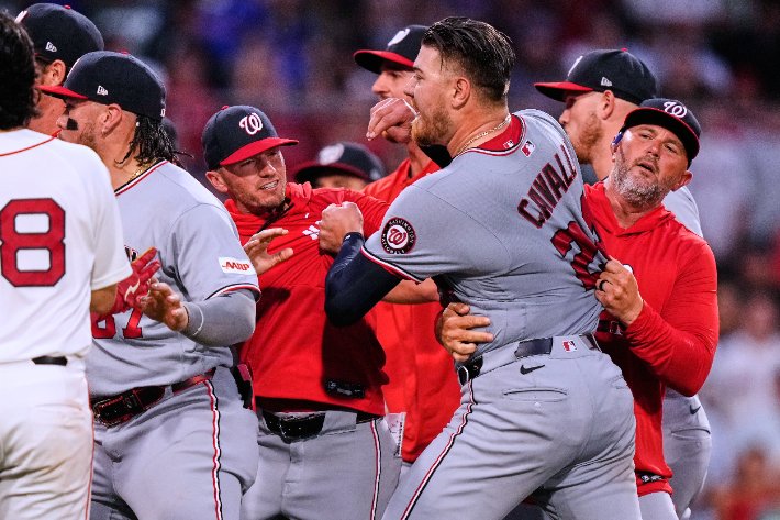 MLB 보스턴과 워싱턴 경기서 벌어진 몸싸움. 유니폼을 잡힌 선수가 캐벌리. 연합뉴스 