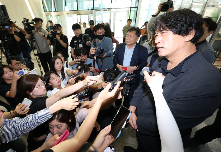 김동연 배재학당총동창회 39대 회장이 3일 대한야구소프트볼협회가 위치한 서울 송파구 올림픽회관에서 스타벅스 응원 논란과 관련해 배재고 학생들의 선처를 바라는 탄원서를 제출한 뒤 취재진 질문에 답하고 있다. 연합뉴스