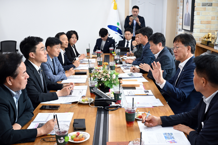 2일 이민근 안산시장과 김남국 국회의원 등이 안산시장 집무실에서 주요 현안사업에 대한 논의를 하고있다. 안산시 제공