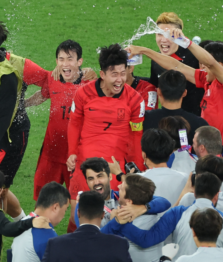 2022 카타르 월드컵에서 우루과이-가나전 결과 확인 후 기뻐하는 한국 선수들. 연합뉴스