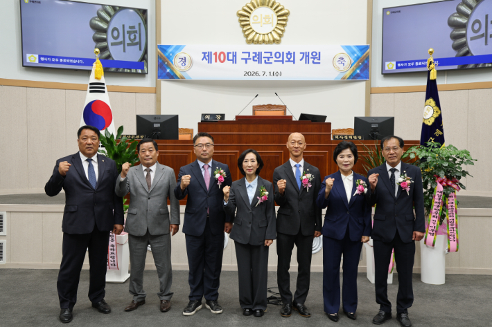 제10대 구례군의회 전반기 원 구성을 마친 문승옥 의장(가운데)과 김우정 부의장(오른쪽). 구례군의회 제공 