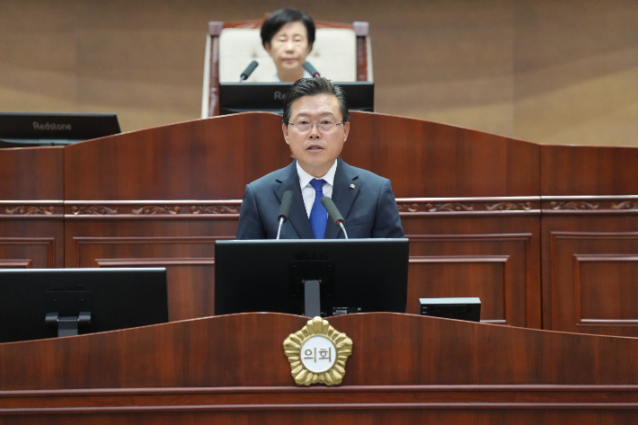 장기수 천안시장이 3일 오전 천안시의회 본회의장에서 열린 제10대 천안시의회 개원식에 참석해 축사를 하고 있다. 천안시 제공