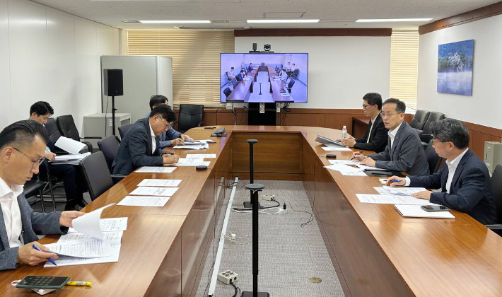 재정경제부 이형일(오른쪽 가운데) 1차관이 3일 오후 서울 종로구 정부서울청사에서 열린 홈플러스 관련 관계기관 전담반(TF) 회의를 주재하고 있다. 재정경제부 제공