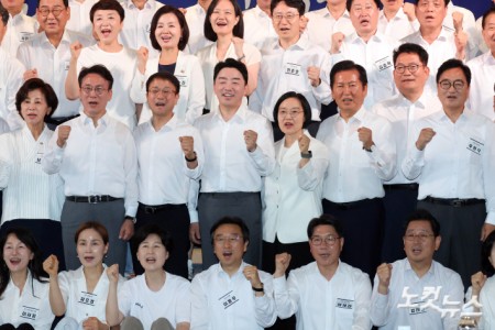 3일 서울 용산구 서울드래곤시티호텔에서 열린 더불어민주당 제22대 후반기 국회 대비 국회의원 워크숍에서 한성숙 국무총리와 강훈식 대통령비서실장, 정청래 전 대표, 송영길 의원, 김민석 전 총리 등 참석자들이 기념촬영을 하고 있다.