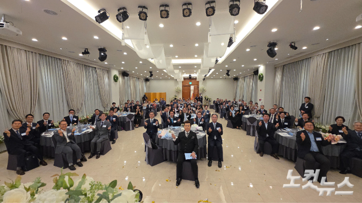강원특별자치도기독교연합회가 제6회 대한민국 강원특별자치도 기도회와 대표회장 이·취임식, 신임 도지사·교육감 초청 축하 리셉션을 개최한 가운데 참석자들이 기념촬영을 하고 있다. 최재훈 기자